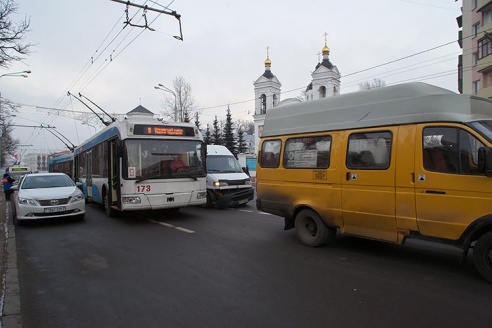 В центре Витебска грузовой микроавтобус врезался в маршрутное такси