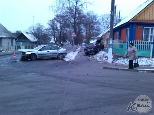 В результате аварии 28 ноября в Вилейке автомобиль въехал в забор возле жилого дома (ФОТО)