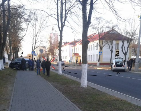 ДТП в Светлогорске: два автомобиля вылетели с проезжей части. Пешеходов на тротуаре, к счастью, не было (фото)