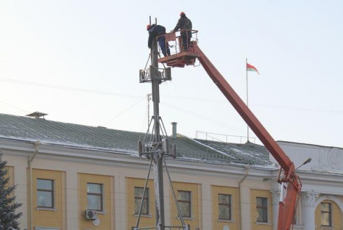 В Барановичах устанавливают главную городскую елку