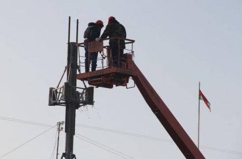 В Барановичах устанавливают главную городскую елку