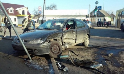 ФОТОФАКТ: Два «Рено» столкнулись на перекрестке возле завода «Зенит» в Вилейке 2 декабря