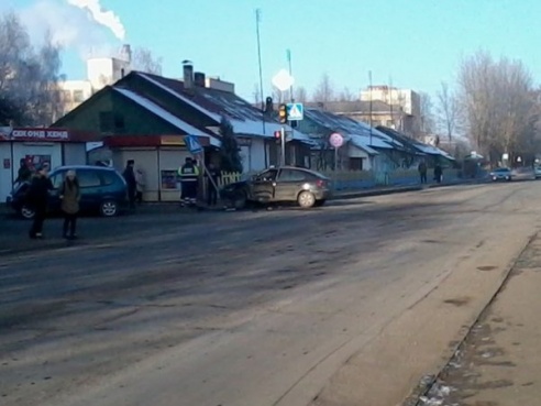 ФОТОФАКТ: Два «Рено» столкнулись на перекрестке возле завода «Зенит» в Вилейке 2 декабря