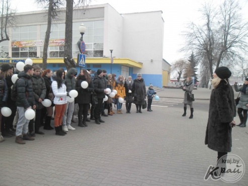 Во Всемирный день борьбы со СПИДом молодежь Вилейки пробовала «достучаться до небес» (ФОТО)