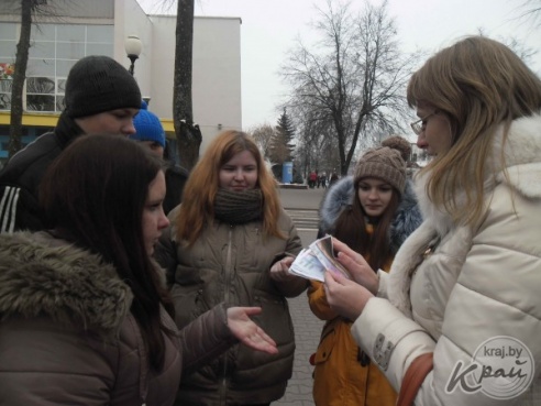 Во Всемирный день борьбы со СПИДом молодежь Вилейки пробовала «достучаться до небес» (ФОТО)