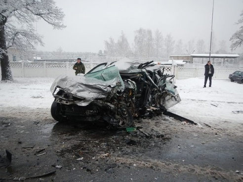 Фотофакт: под Речицей столкнулись бензовоз и «легковушка»