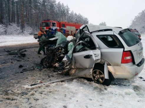 Фотофакт: под Речицей столкнулись бензовоз и «легковушка»