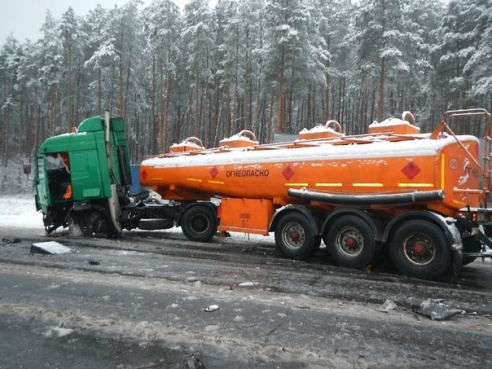Фотофакт: под Речицей столкнулись бензовоз и «легковушка»