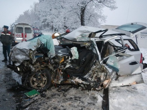 Фотофакт: под Речицей столкнулись бензовоз и «легковушка»