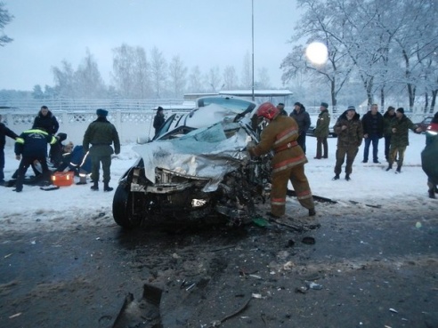 Фотофакт: под Речицей столкнулись бензовоз и «легковушка»
