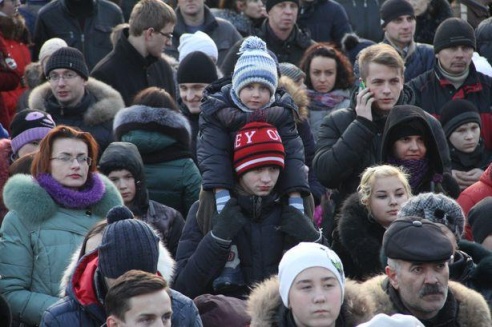 В Барановичах зажгли огни на главной новогодней елке