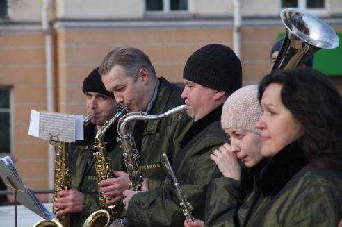 В Барановичах зажгли огни на главной новогодней елке