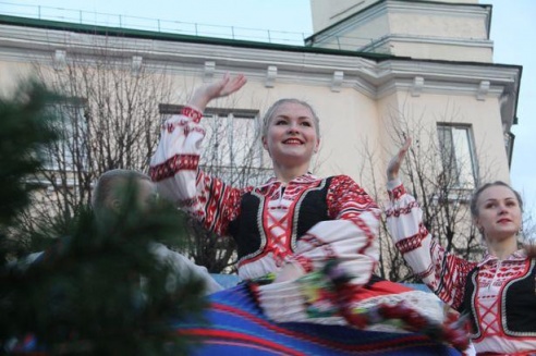 В Барановичах зажгли огни на главной новогодней елке