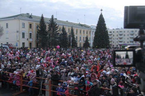 В Барановичах зажгли огни на главной новогодней елке