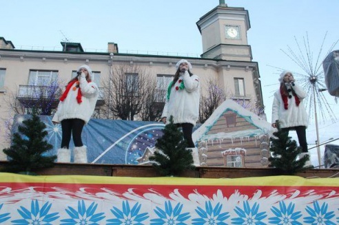 В Барановичах зажгли огни на главной новогодней елке