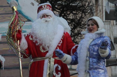 В Барановичах зажгли огни на главной новогодней елке