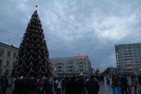 В Барановичах зажгли огни на главной новогодней елке