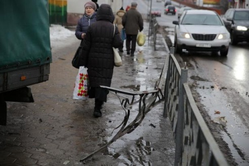 В Барановичах у грузовика отказали тормоза, и он снес дорожное ограждение