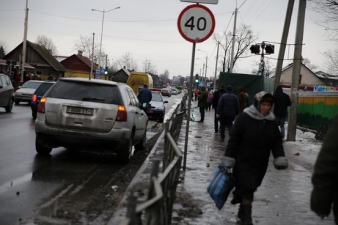 В Барановичах у грузовика отказали тормоза, и он снес дорожное ограждение