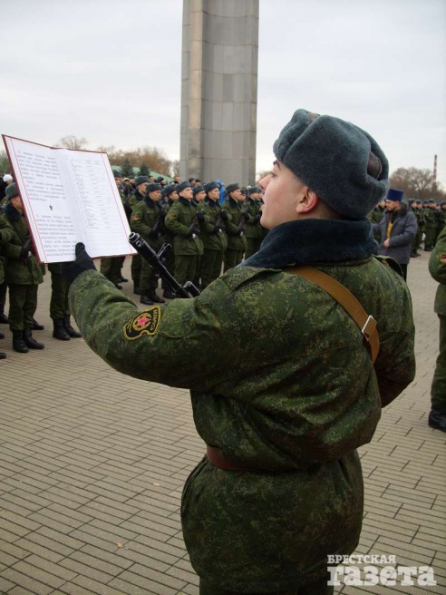 Почти 800 новобранцев приняли военную присягу в Брестской крепости