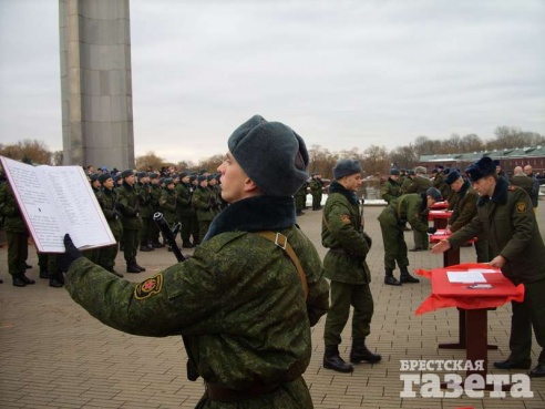 Почти 800 новобранцев приняли военную присягу в Брестской крепости