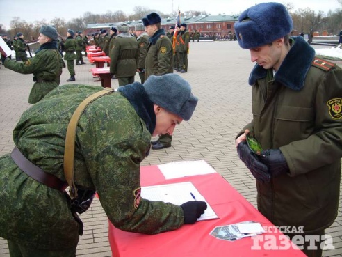 Почти 800 новобранцев приняли военную присягу в Брестской крепости