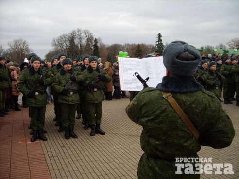 Почти 800 новобранцев приняли военную присягу в Брестской крепости