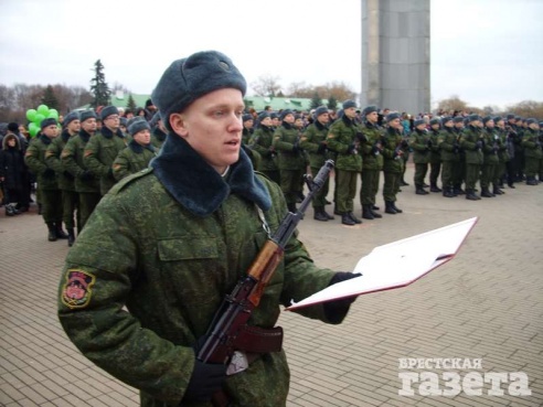 Почти 800 новобранцев приняли военную присягу в Брестской крепости