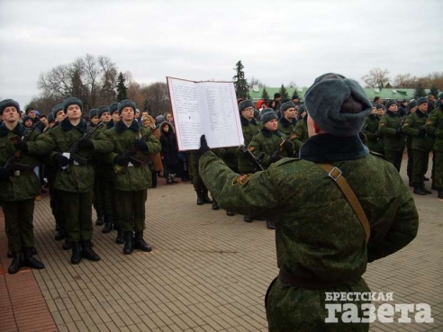 Почти 800 новобранцев приняли военную присягу в Брестской крепости
