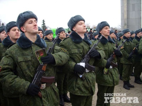 Почти 800 новобранцев приняли военную присягу в Брестской крепости