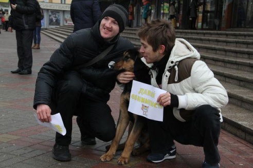 В Барановичах прошла молодежная акция «Давай обнимемся»