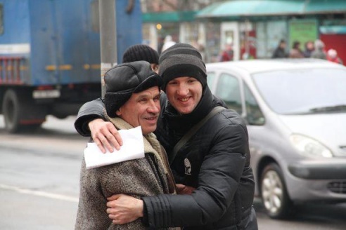 В Барановичах прошла молодежная акция «Давай обнимемся»