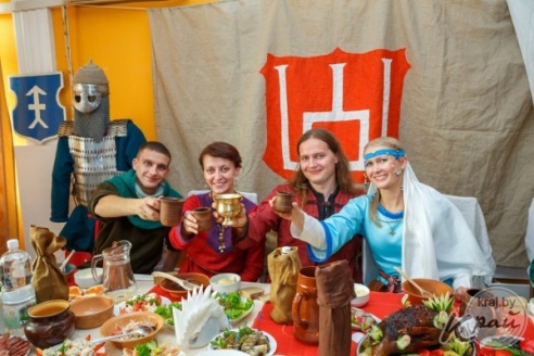 На Вілейшчыне маладыя згулялі вяселле ў сярэдневяковым стылі (ФОТА і ВІДЭА)