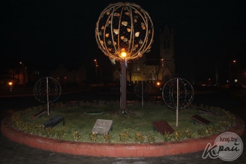 ФОТОФАКТ: Рядом с Деревом дружбы в Вилейке появились еще три маленьких деревца