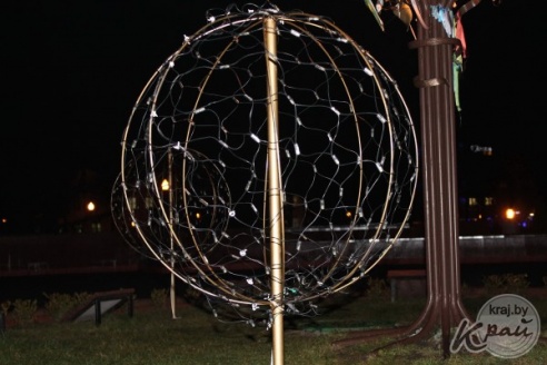 ФОТОФАКТ: Рядом с Деревом дружбы в Вилейке появились еще три маленьких деревца