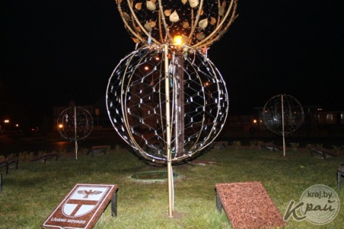 ФОТОФАКТ: Рядом с Деревом дружбы в Вилейке появились еще три маленьких деревца