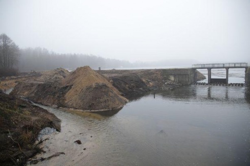 На водохранилище Мышанка Барановичского района началась реконструкция дамбы