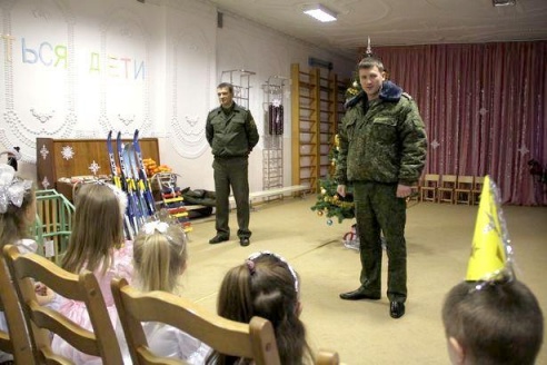 Барановичские военные поздравили с Новым годом детей из городского приюта