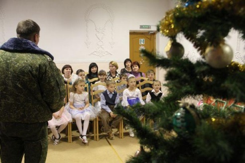 Барановичские военные поздравили с Новым годом детей из городского приюта