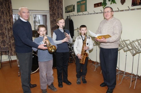 Кобринской школе искусств – 60