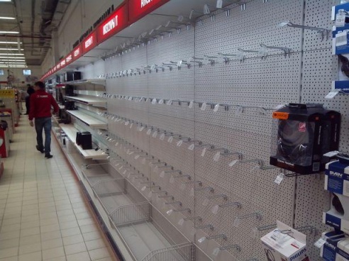 ФОТОФАКТ: Пустые полки в магазине бытовой электротехники в Барановичах
