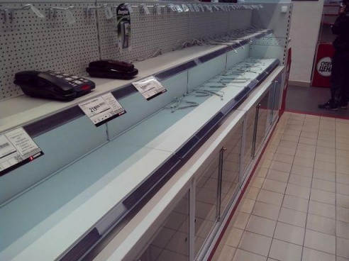 ФОТОФАКТ: Пустые полки в магазине бытовой электротехники в Барановичах