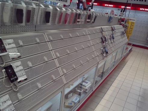 ФОТОФАКТ: Пустые полки в магазине бытовой электротехники в Барановичах