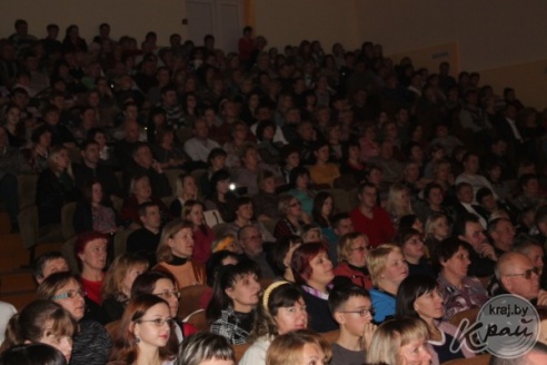 Юмористическое шоу «Ирония судьбы, или С легким паром» прошло в Вилейке с аншлагом (ФОТО)