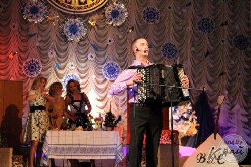 Юмористическое шоу «Ирония судьбы, или С легким паром» прошло в Вилейке с аншлагом (ФОТО)