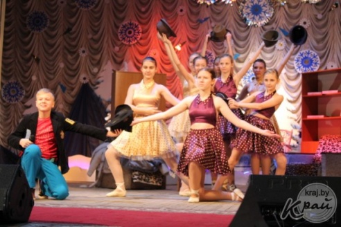 Юмористическое шоу «Ирония судьбы, или С легким паром» прошло в Вилейке с аншлагом (ФОТО)