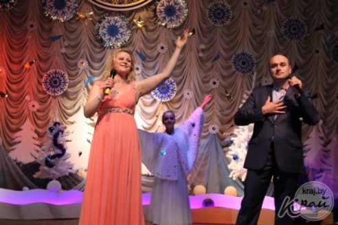 Юмористическое шоу «Ирония судьбы, или С легким паром» прошло в Вилейке с аншлагом (ФОТО)