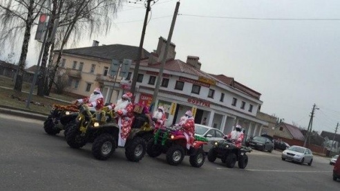 Фотофакт: Деды Морозы на квадроциклах катаются по Барановичам