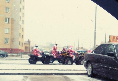 Фотофакт: Деды Морозы на квадроциклах катаются по Барановичам