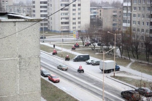 Фотофакт: Деды Морозы на квадроциклах катаются по Барановичам